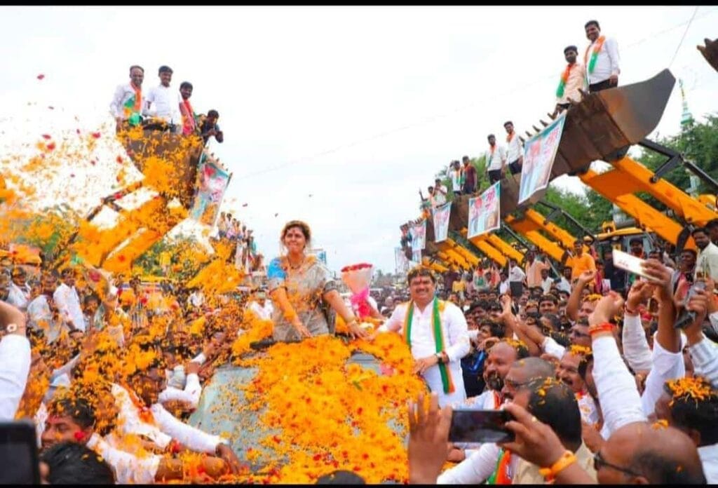 ‘शिवशक्ती’ परिक्रमातून दाखवली ‘पंकजा शक्ती’ ; राज्यासह जामखेडमध्ये फुलांची उधळण करत पंकजा मुंडे यांचे जंगी स्वागत..